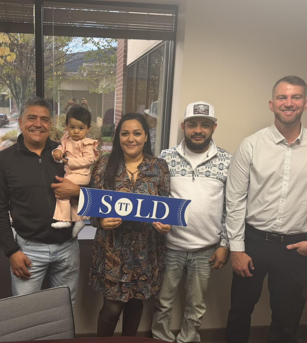 Andrew Malm con una familia el día de su cierre